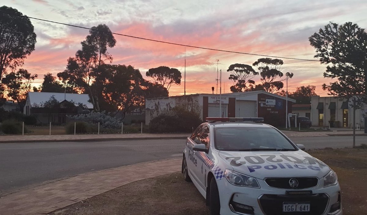 MooraPol's tweet photo. Stop and watch the sunset! Remember to stop at the stop signs!  #fb #drivesave #stopatstopsigns https://t.co/LKigm29fVV
