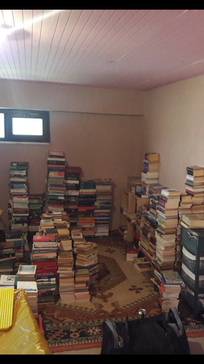 ismail_yaprak's tweet image. tasindigimiz için kitaplarimin hepsini elden çıkarıyorum. bu hesabı takip  ve bu twiti RT eden 5 kişiye kitapları bolusturcem. çoğu felsefe, tarih, edebiyat ve politikayla ilgili kitaplar. lütfen yayalım.