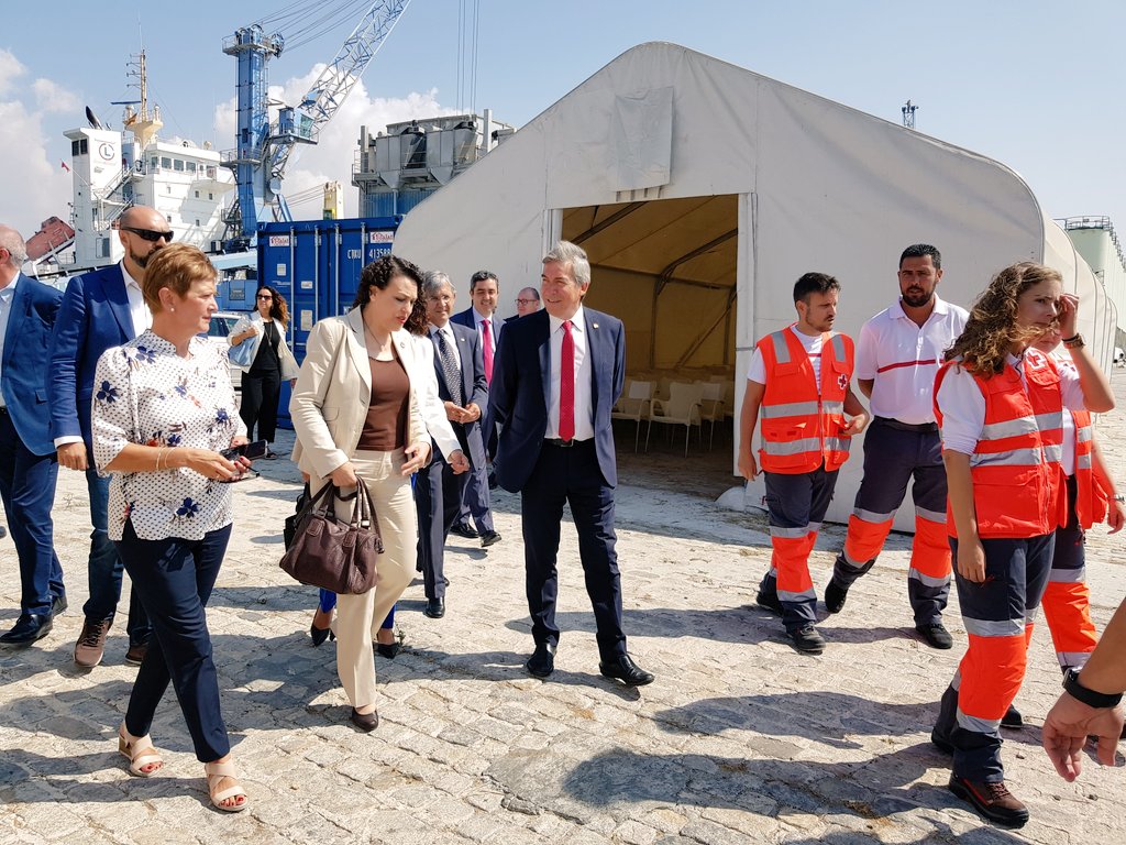 empleogob's tweet photo. La ministra @mvalerio_gu y la secretaria de Estado de Migraciones, Consuelo Rumí, visitan, junto al delegado de Gobierno de Andalucía y el personal de Cruz Roja, los módulos de primera acogida de @empleogob en Málaga, gestionados por @CruzRojaEsp https://t.co/Y9IuyRAsOA