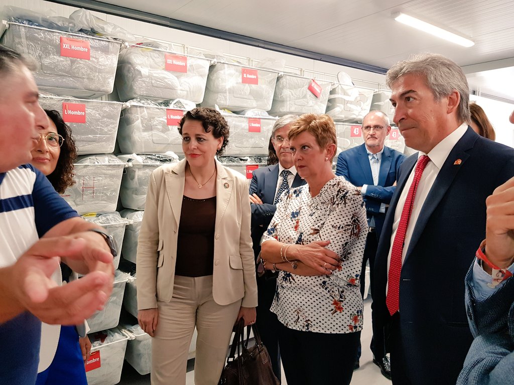empleogob's tweet photo. La ministra @mvalerio_gu y la secretaria de Estado de Migraciones, Consuelo Rumí, visitan, junto al delegado de Gobierno de Andalucía y el personal de Cruz Roja, los módulos de primera acogida de @empleogob en Málaga, gestionados por @CruzRojaEsp https://t.co/Y9IuyRAsOA