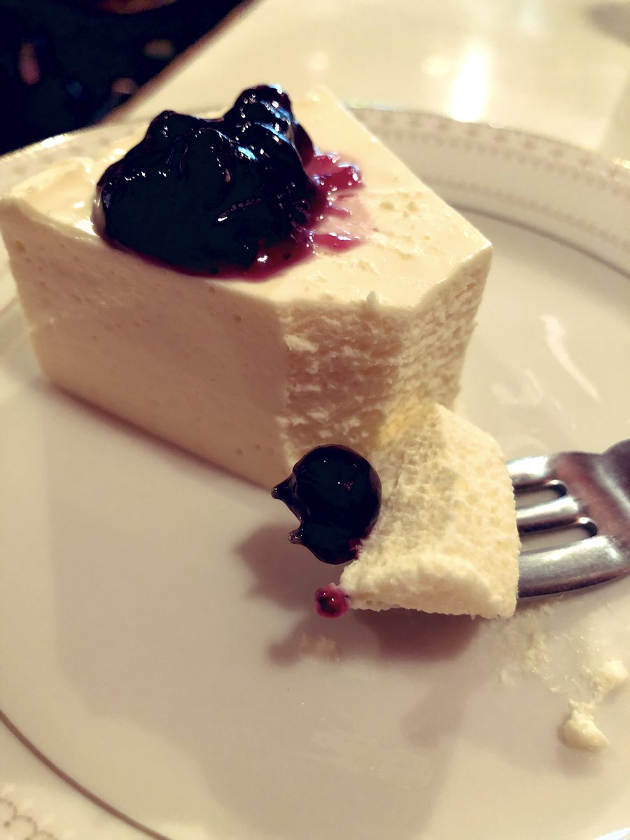 萌黄 ブレンド チーズケーキ 熱い熱いブレンドと ひんやりしたレアチーズ 口の中で溶けていく滑らかなチーズケーキ ひと口ごとに幸せ ブルーベリーソースをのせて食べると更に幸せになる 目黒 ドゥー コーヒーの店 純喫茶コレクション T Co 萌黄 ブレンド チーズケーキ 熱い熱いブレンドと ひんやりしたレアチーズ 口の中で溶けていく滑らかなチーズケーキ ひと口ごとに幸せ ブルーベリーソースをのせて食べると更に幸せになる 目黒 ドゥー コーヒーの店 純喫茶コレクション T Co
