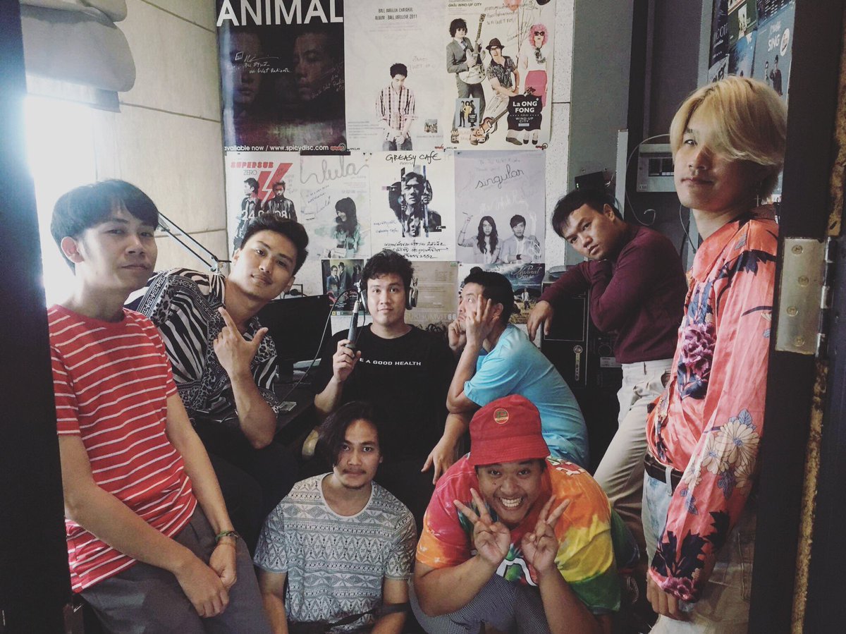 anatomy_rabbit's tweet photo. ขอบพระคุณ 88.0 Wet radio ( ขอนแก่น ) พวกเราชาว “อุดรทาวน์” ทั้งสามวงแวะมาโปรโมทงานเย็นนี้ 27/8/2019 Party 7 ปี TAKALOX & ฝากซิงเกิ้ลใหม่
ANATOMY RABBIT - Udon Town
Jeebbs - บันไดขั้นสุดท้าย
W I L A - ดอกไม้พลาสติก
#anatomyrabbit #jeebbs #wila #hbdtakalox #88wetradio #UdonTown https://t.co/kMndVwsJMG
