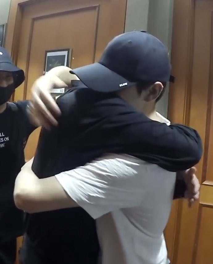Amaranthboo's tweet photo. 승관이가 모자 써준 당일 찍은 영상이 올라왔어요! 계속 봐도 너무 잘 어울리는 것 같아서 다행이네요🥰🥰 https://t.co/5fwIbkNobP