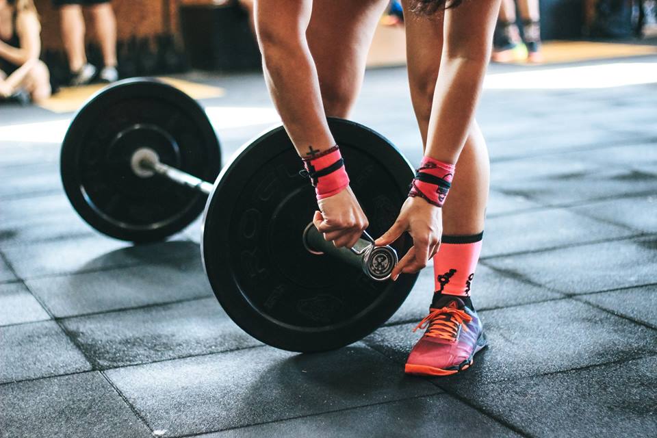 Fitlanecenters's tweet photo. #FitlaneTraining Le soulevé de terre est le meilleur exercice pour muscler dans la même action les fesses, les ischio-jambiers, les muscles lombaires et les trapèzes.💪
Qui intègre le soulevé de terre à ses trainings ? 😁
#Fitlanefitnesscenters https://t.co/maBrKI3C65
