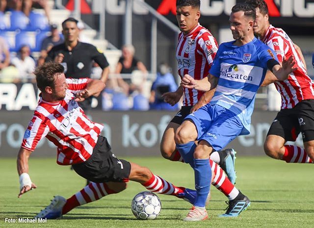 Bart Vriends met een bikkelharde tackle op Thomas Bruns waar hij slechts geel voor krijgt, maar mijn inziens meteen van het veld gestuurd had moeten worden. 
#peczwolle #sparta #pecspa #zwolle #rotterdam #spartarotterdam #vriends #barvriends #rodekaart #… ift.tt/2ZDLp4p
