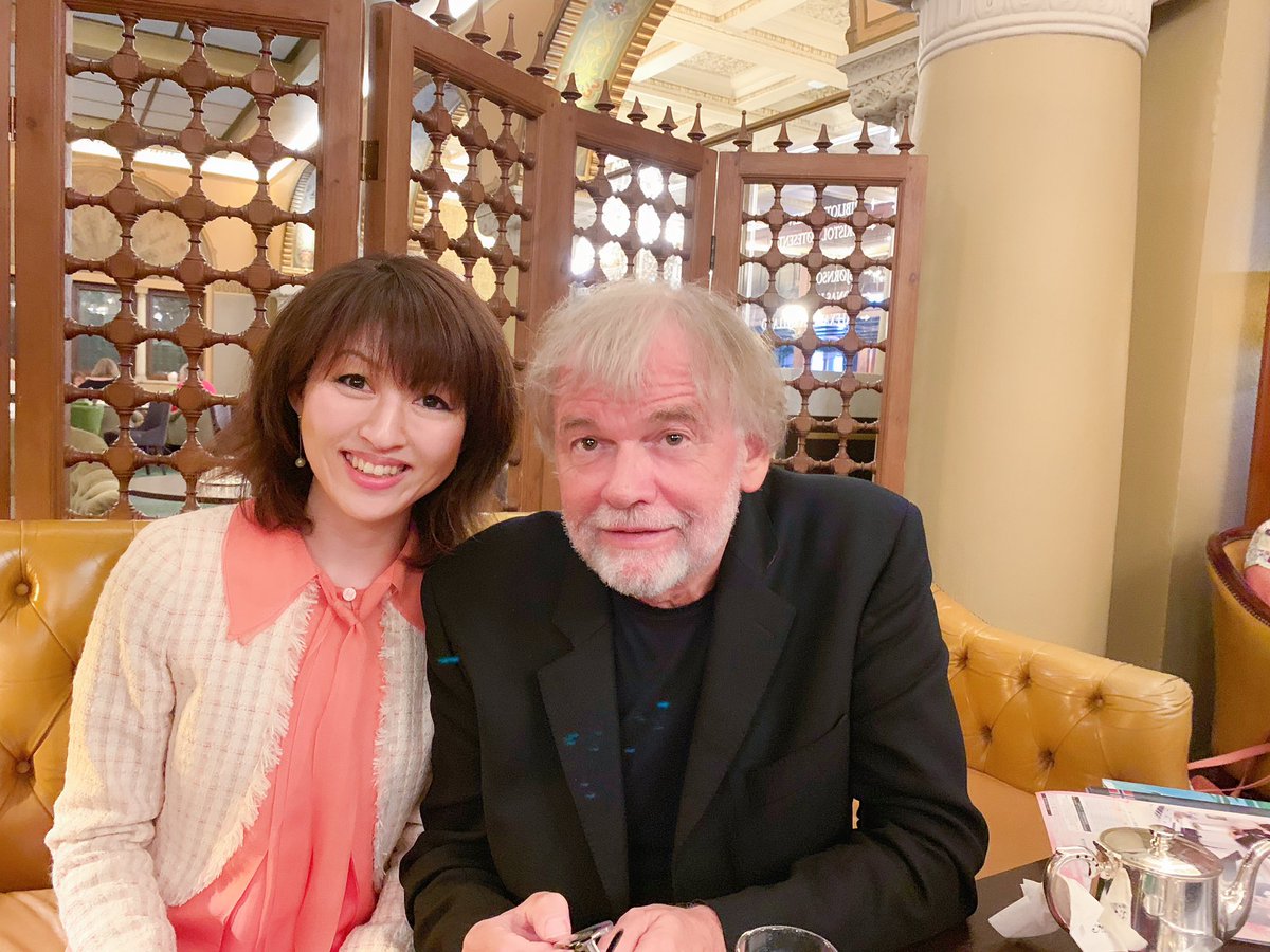 rioyamase's tweet photo. 昨日はオスロ でソフィーの世界の著者 #ヨースタインゴルデル さんのインタビュー でした😊
#norway  #oslo #josteingaarder #sofiesverden #sofiesworld  #hotelbristoloslo #philosophy   #哲学 #哲学者   #山瀬理桜 #北欧好き #北欧好きな人と繋がりたい #オスロ #ソフィーの世界 #北欧応援隊部 https://t.co/I1uVprND1E
