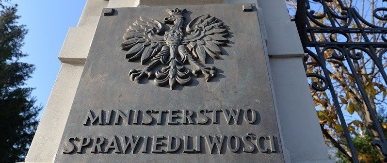 Ministerstwo Sprawiedliwości zamieniło się w Ministerstwo Nienawiści. Na sędziów, którzy jasno mówili o sytuacji w resorcie i pokazywali, że jawnie było łamane prawo spadła fala hejtów. Wczorajszy sondaż pokazuje- 60% badanych uważa, że Zbigniew Ziobro powinien odejść.