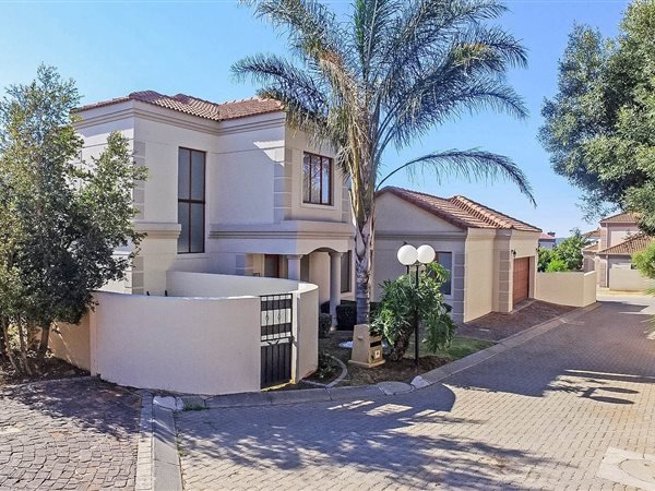 RelianceAuction's tweet image. CHARMING 3 BEDROOM CLUSTER- DOUBLE STOREY
BAY WINDOWS - TILED FLOORS - LANDSCAPED GARDEN

WANT THIS PROPERTY IN AMOROSA, RUIMSIG??

For 'INFO PACK' comment with your email and contact number below, or contact Laurence on 062 106 4719