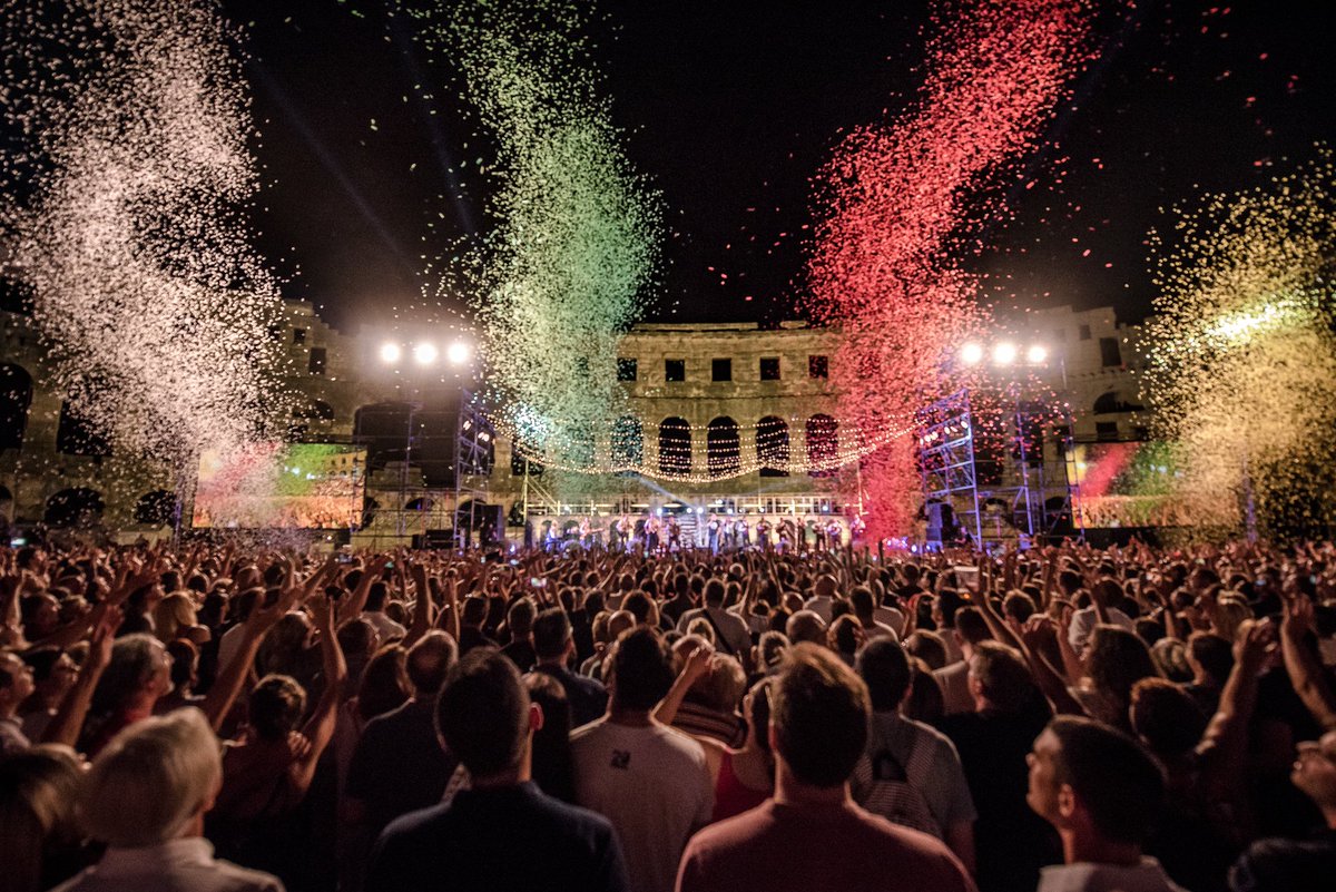 EffectsMagic's tweet image. Add a little colour to this world...

📷: Aleksandar Girafon Zivaljevic

#confetti #pula #balasevic #stage