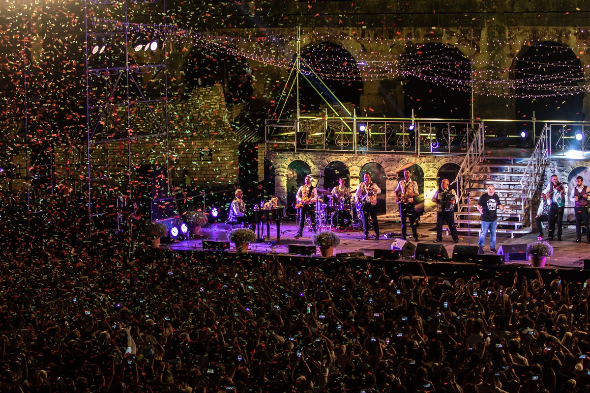 EffectsMagic's tweet image. Add a little colour to this world...

📷: Aleksandar Girafon Zivaljevic

#confetti #pula #balasevic #stage