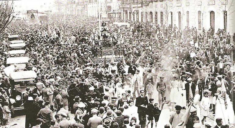 La historia de 'la Valiente', así trató la República a la Semana Santa de Sevilla:«Seguidamente se oyeron disparos de pistola, que atravesaron el palio, y el público salió corriendo en todas direcciones»- http://www.hermandad-estrella.org/reportajes/la-historia-de-la-valiente-