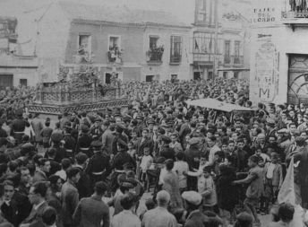 La historia de 'la Valiente', así trató la República a la Semana Santa de Sevilla:«Seguidamente se oyeron disparos de pistola, que atravesaron el palio, y el público salió corriendo en todas direcciones»- http://www.hermandad-estrella.org/reportajes/la-historia-de-la-valiente-