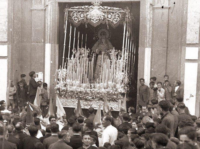 La historia de 'la Valiente', así trató la República a la Semana Santa de Sevilla:«Seguidamente se oyeron disparos de pistola, que atravesaron el palio, y el público salió corriendo en todas direcciones»- http://www.hermandad-estrella.org/reportajes/la-historia-de-la-valiente-