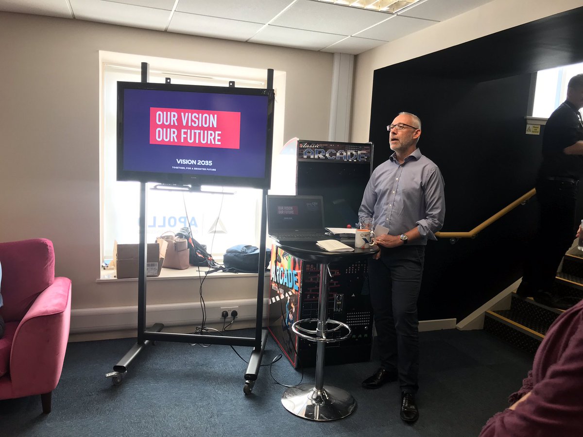 OEUK_'s tweet photo. Jonathan White kicks off the conversation, explaining the positive future for the people in our industry in helping find solutions #OurVisionOurFuture @ApolloOE https://t.co/PtTZ4J574e