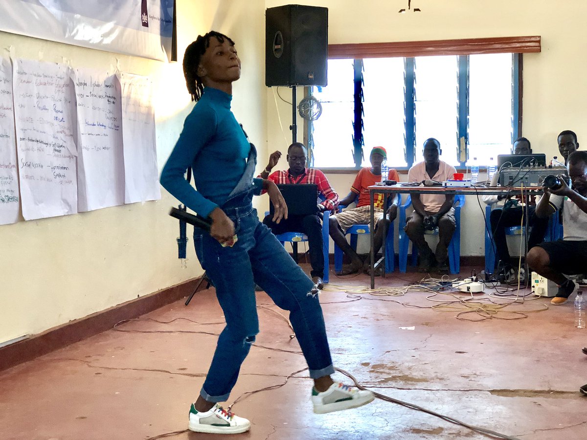 UNICEFKenya's tweet photo. Meet 20-year-old Queen Lisa, a musician and form 4 student at Kakuma Secondary.  

🎤 Started singing when she was 14  
💿 Recorded 10 songs 
👩🏽‍🎓 Aspires to go to music 🎵 school 
🦸🏽‍♀️ Founder of Lisa Initiative - mentoring girls to grow their talents

#GenU #GirlPower https://t.co/SnCx7iUpJd