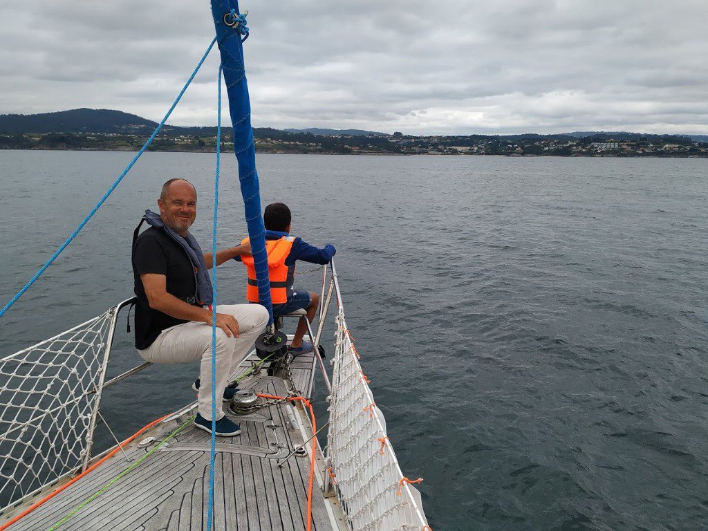 luismadridz's tweet photo. Uno de los #MejoresMomentos de las #vacaciones en @Turgalicia fue ir a las rías altas #puertodeSADA, navegar en familia en un velero Jouet 32. Y la comida, un vino #GINA de @ilusionmas en el catamaran @xouvaboats 100% eléctrico. Con @A02velas "el mar no tiene límites"! https://t.co/sYCLn87dBJ