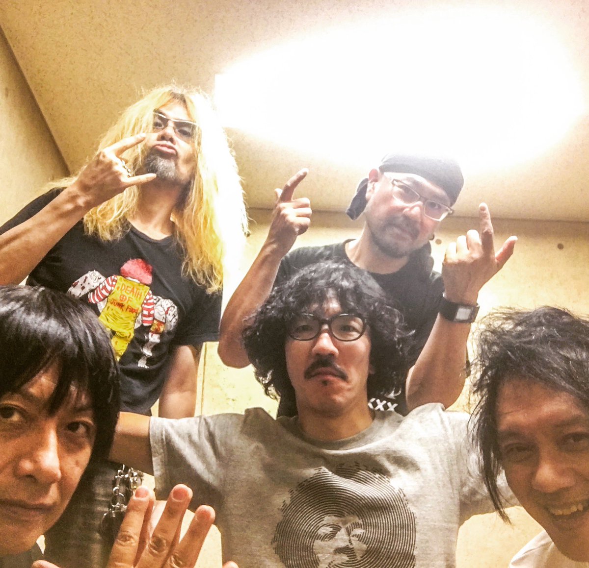 hhiruma's tweet photo. 先日、悲しいニュースが流れましたが、我々hiro4&TheGeezerは名曲たちを熱く演らせて頂きます🔥🔥🔥
新曲2曲を加えレパートリーはなんと18曲に!リハーサル絶好調!9/3は高円寺ShowBoat🤣
#松本淳 #スティング宮本 #TomohiroNishino #木村建 #ヒルマ弘 #thegeezer #チャゲアストリビュート https://t.co/0U4QRaAYB3