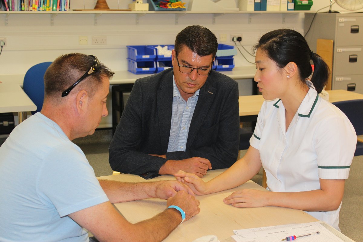tootingnewsie's tweet photo. Surgeons at #Tooting's @StGeorgesTrust save man’s hand after seventeen hours of surgery. More on our blog: https://t.co/NH6jGgOOQz https://t.co/2RY6vmUGP4
