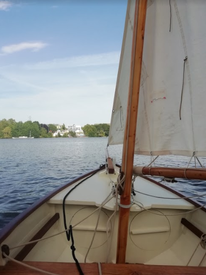 Hier, les <a href="/RDV_Erdre/">Festival Les Rendez-vous de l'Erdre</a> ont commencé à Nantes et à Guenrouët.
Comme chaque année, Benoit y participe avec son bateau et propose de vous emmener avec lui le temps d'une demi-journée sur l'Erdre, entre concerts de jazz, régates et plaisance... ⛵️☀️🎶🎷

➡️ bit.ly/benoit-rdv-erd…