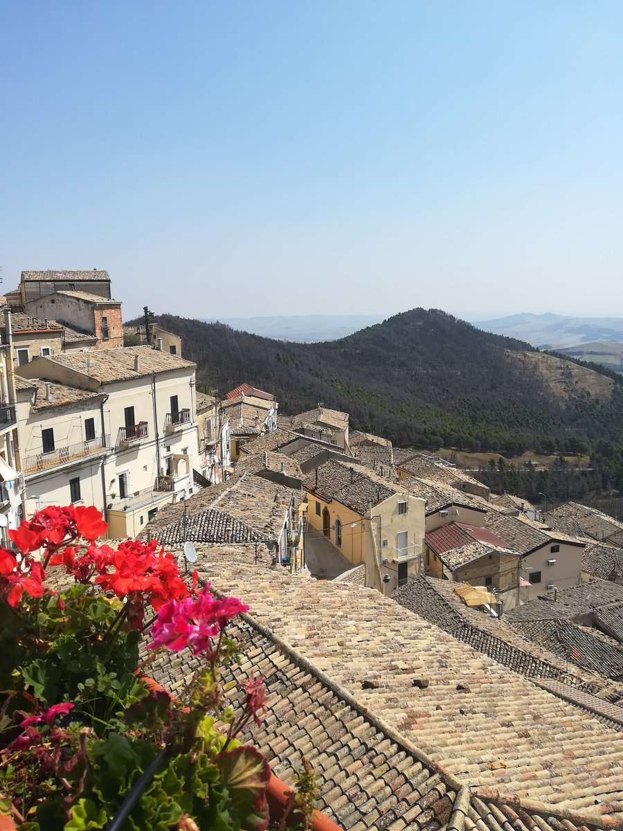 Una splendida veduta panoramica da uno dei più scenografici #borghi dei <a href="/Monti_Dauni/">Monti Dauni</a> 
<a href="/viaggiarepuglia/">Viaggiareinpuglia.it</a>