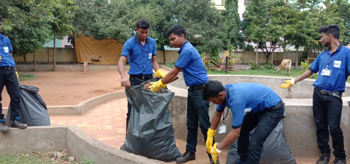 DileepK63093144's tweet photo. @sdivisakh @HPCL @vzmgoap @VzmPolice @MSDESkillIndia I supported HPCL swachhata pakhwada https://t.co/mP0LuytDcO