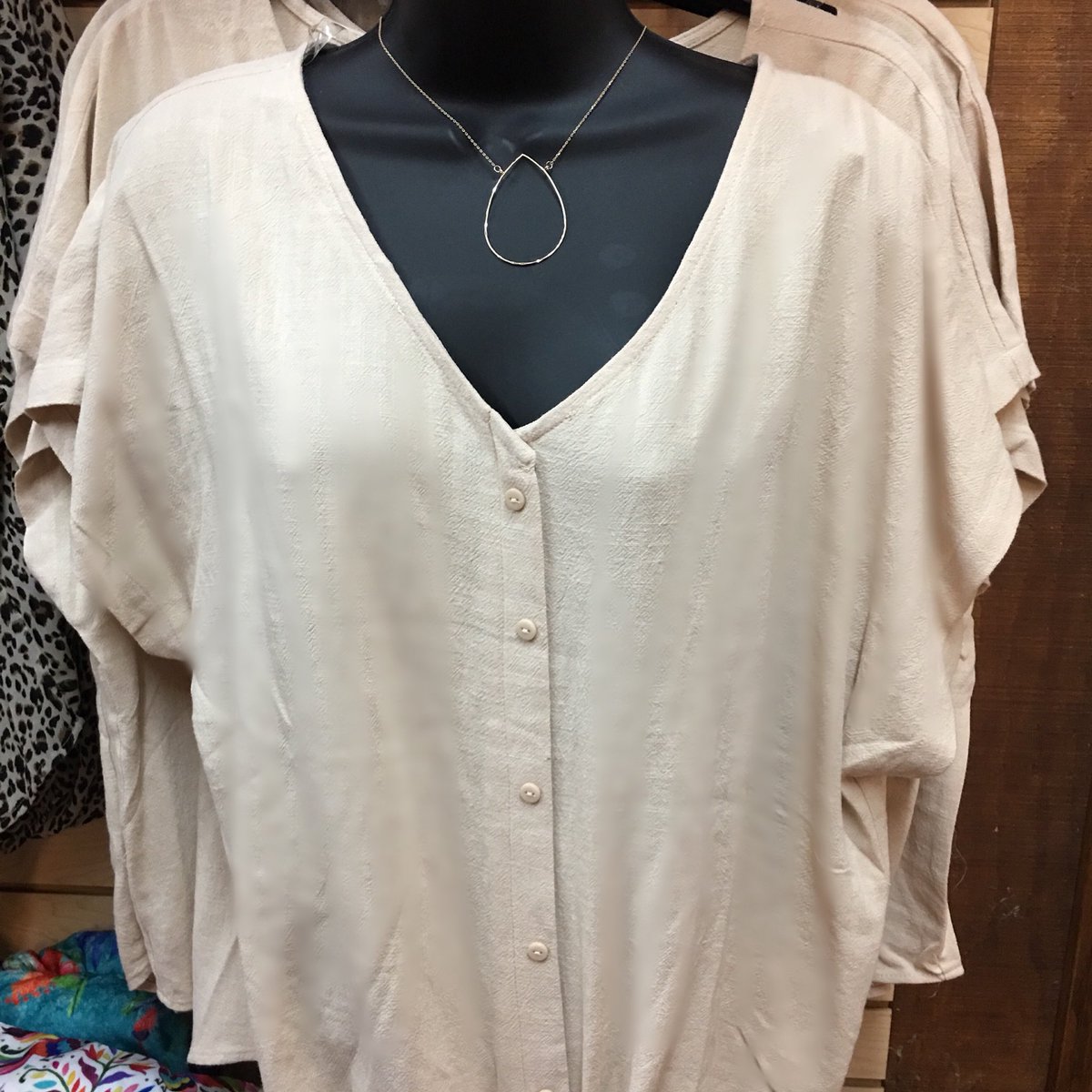 MainStreetHondo's tweet photo. Another great front tie neutral to transition into Fall🍂#fall #fashion #effortlessstyle #ootd #whatiworetoday #style #styleinspiration #instastyle #instafashion #lookoftheday #ShopGreatGifts #HondoTx #mSmHondo https://t.co/5EXoAuf6Ed