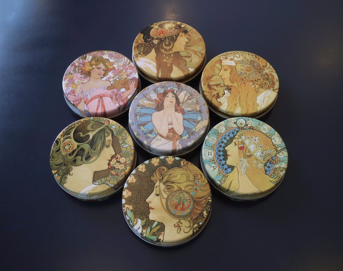 Mucha_TAKAOKA's tweet photo. 【グッズ紹介】
本展のグッズの中でも大人気な丸缶(*'▽'*)

デザインは7種類、中身は紅茶とドラジェの2パターンあります！

ドラジェはヨーロッパで古くから祝い菓子として用いられています

#ミュシャ展 #ミュシャ_高岡 #ミュシャ #ムハ #高岡市美術館 https://t.co/BOWRZzJA3c