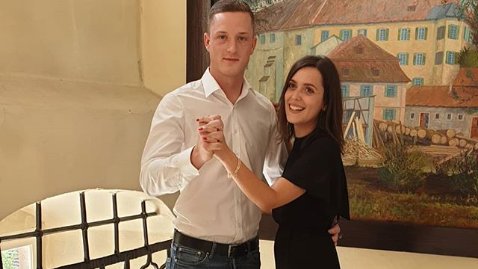 MarktSpiegel's tweet photo. 💃 Finalistin Opernball-Prinzessin: Sabine aus Erlangen hat schon berufswegen mit einem Schloss zu tun. Nämlich im Schloss Höchstadt, zu sehen auf dem Bild im Hintergrund. Vote für Sabine wenn du sie als Opernball-Prinzessin sehen möchtest. #opernballprinzessin https://t.co/yQSoL3y7Y7