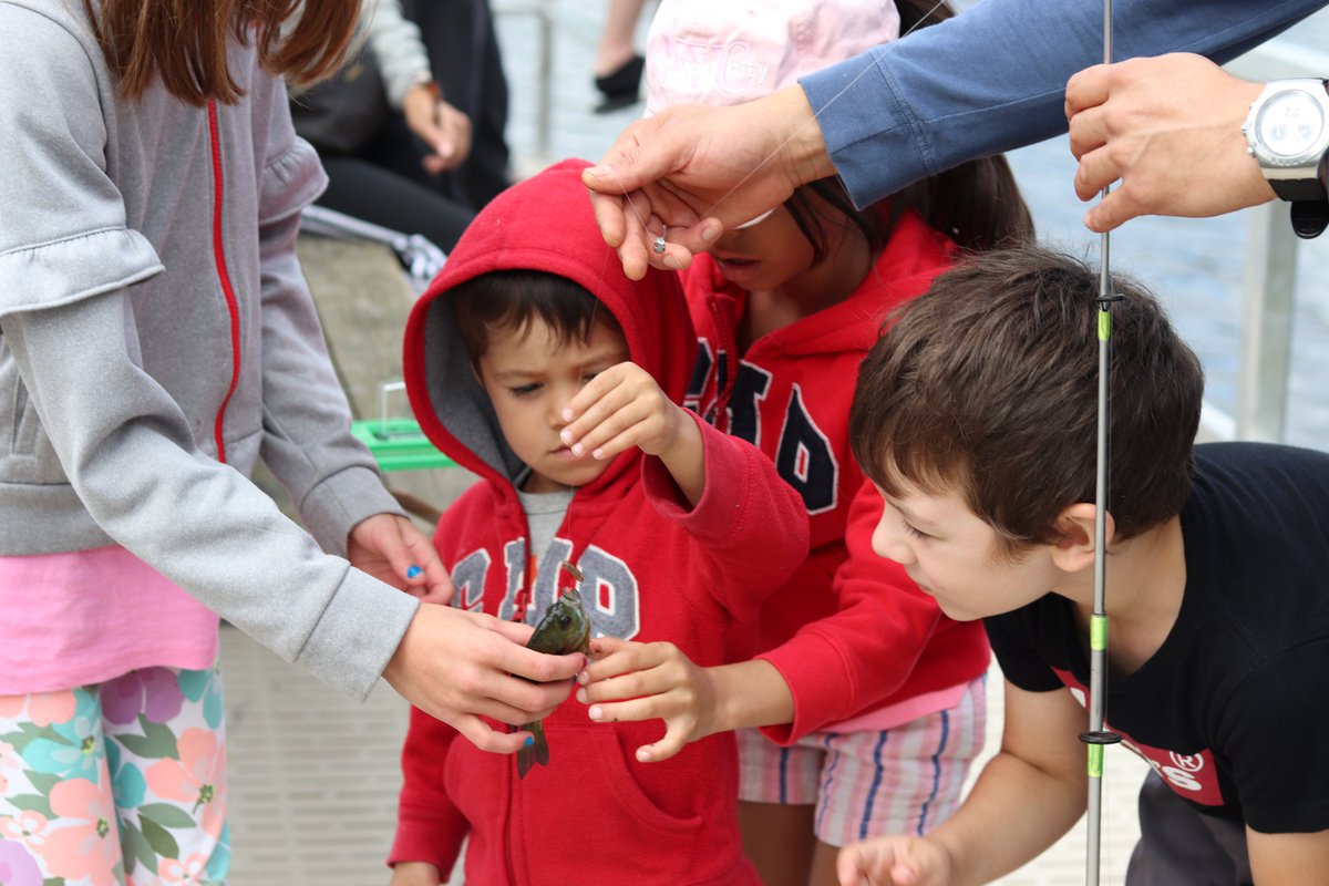 KidsOutFishing's tweet photo. When you catch your first #fish ever, all the #kids around want to see and touch
#fishing #MoreTackleboxesLessXboxes #getemhooked #takeakidfishing #family https://t.co/H0FM0ubbNJ