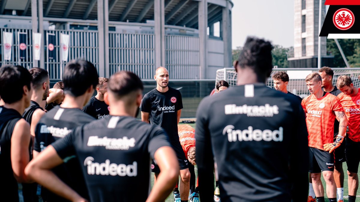 eintracht_esp's tweet photo. ¡Bienvenido a la familia, Bas! 9️⃣🦅

#SGE #BasDa https://t.co/sUHhyeQJh5
