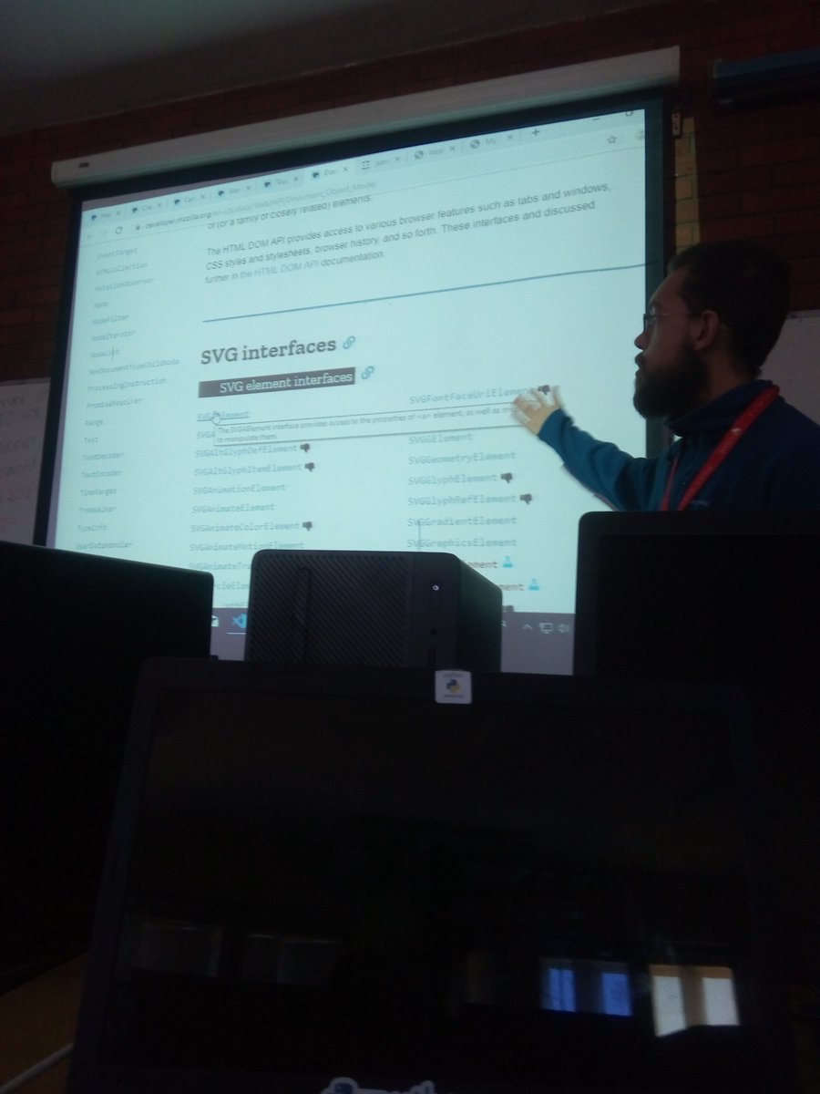 PythonNamibia's tweet photo. @rgaiacs explaining more on how API work  #PythonWeekOfCode2019 https://t.co/zPFFLWz0Et