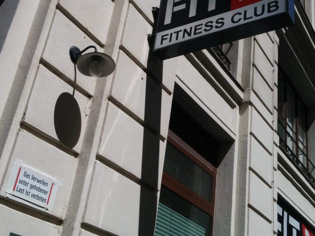 sarah_leben's tweet photo. Neben diesem Gym gibt es ein Schild, das es verbietet, unter gehobener Last zu verweilen. Also, nach Clean and Press schnell wieder runter mit der Hantel! https://t.co/khqvYWiQkG