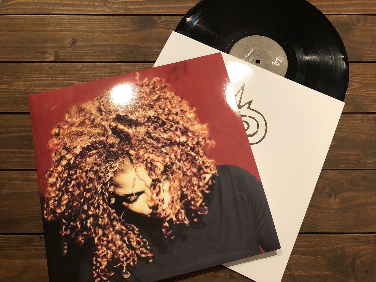 shin_woblog's tweet photo. 【人生初】

今日は人生初の

《レコード》

を買いました！！👏

僕がめちゃくちゃ好きな
Janet Jackson！

実際に
お店で流してもらったのですが

良すぎて
ニヤニヤが止まりませんでした😁

部屋でレコード最高すぎる、、、 https://t.co/5j7QYKCMH0