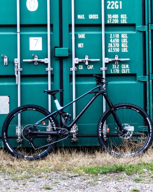 Mondraker Foxy RR, a big hitting 150mm 29er ready for anything! We are always amazed at how well this bike pops!⠀
#mondraker #foxyrr <a href="/mondrakerbikes/">Mondraker</a> #29er #wagonwheels #pop #jump #enduro ift.tt/2NyXVLS