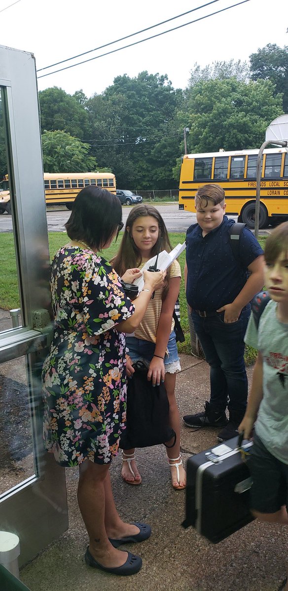 Falcon_update's tweet photo. And....we're off! Welcome back to school!
@SAMSPrincipal 
#FirelandsFalcons #FLSD1stday https://t.co/9GfCLs0cxr
