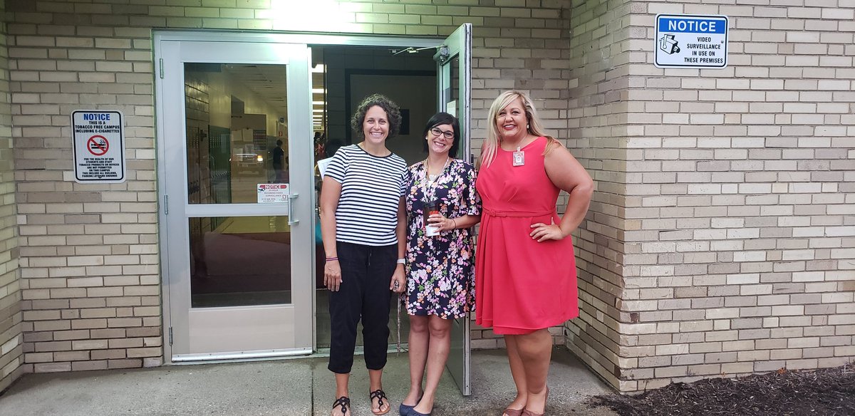 Falcon_update's tweet photo. And....we're off! Welcome back to school!
@SAMSPrincipal 
#FirelandsFalcons #FLSD1stday https://t.co/9GfCLs0cxr