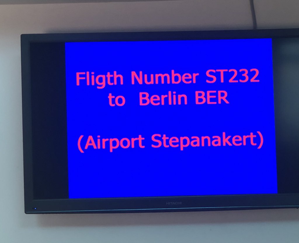 Zwei (2) Witze auf einem (1) Bild (Schild)... Grüße aus #Arzach vom Flughafen Stepanakert...