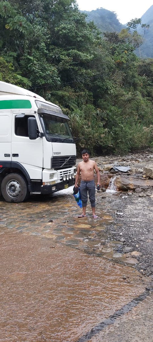 Mayxon3's tweet image. Hay en el río con el mamalon dónde le un baño