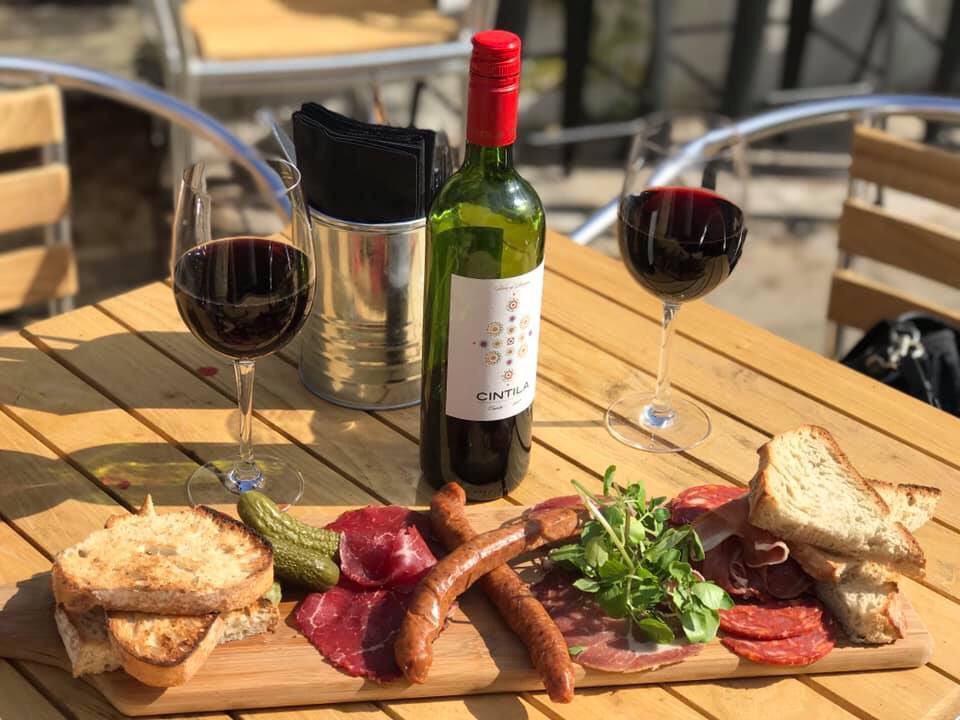 cavebar_rh's tweet photo. Just because the Bank Holiday's over, it doesn't mean the drinking &amp; eating has to stop!

The bar &amp; beer garden are open till 11pm 🍴🥂 

01430 417204 for bookings 📞 https://t.co/E5x7QMBErD