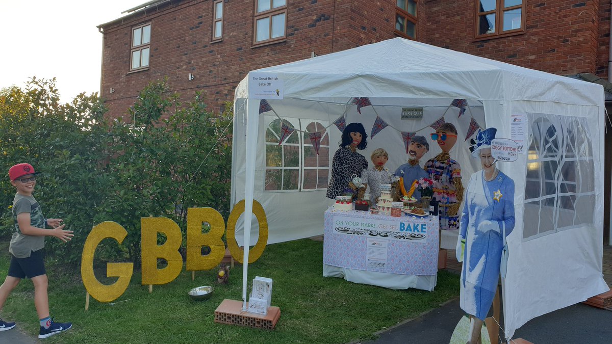 Sambloo's tweet photo. @noelfielding11 @jameelajamil This was amazing. So much effort gone in to building it. So pleased they won. #desfordscarecrowfestival https://t.co/kbnGE9WdBP