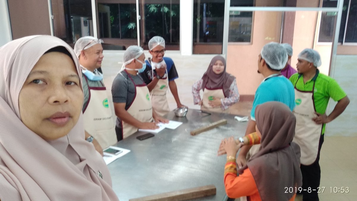 MARDI_PP's tweet photo. Di MARDI hari ini ... Testbed kuih ada proses produk bakeri Serentak tu Latihan Sangkut pemprosesan kicap dibuat di testbed sos kpd usahawan dari Pahang, Perak &amp; Penang. https://t.co/zbfUd674Ex