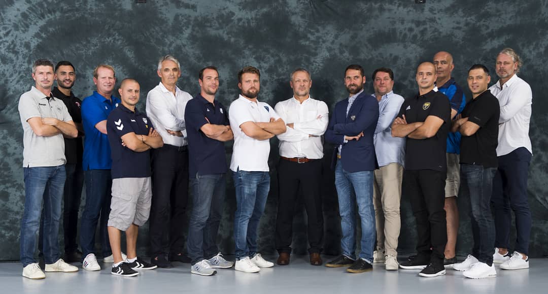 Proligue's tweet photo. 📸 Ils sont beaux, ils sont chauds, ce sont les 14 entraîneurs de Proligue réunis pour une photo unique ! https://t.co/USsTetnakA
