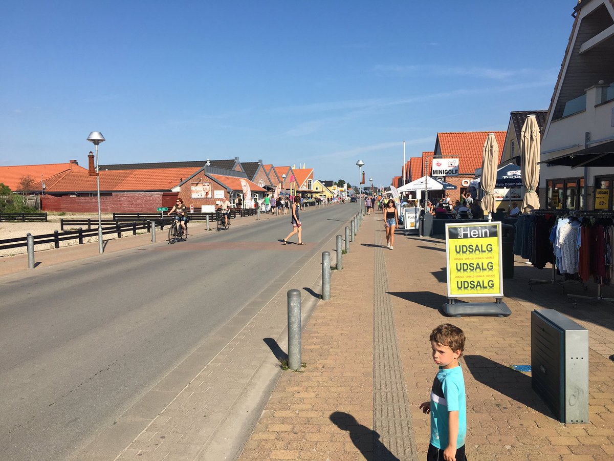 Pol kort subtropisk Shane Woodford on Twitter: "Today's view from #Denmark comes from #Blåvand.  It has been smoking hot here for the last few days so we decided to check  out the beach scene on