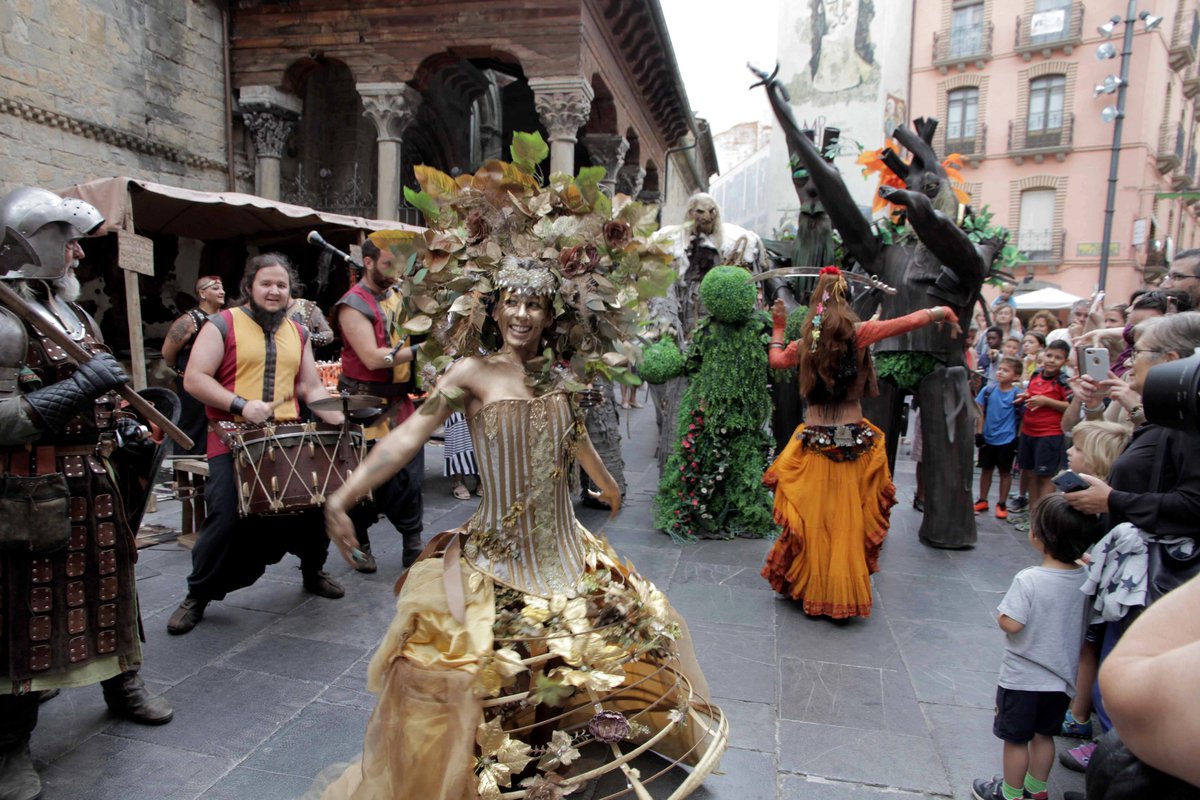 DPHuesca's tweet photo. @festivalcamino 📜📯🛡️ Así ha empezado en #Jaca el Mercado de las Tres Culturas, pero hasta el jueves por delante cerca de 200 espectáculos, talleres de oficios antiguos, un campamento medieval...  ¡No se nos ocurre mejor manera de cerrar el @festivalcamino!
#FestivalesdeHuesca #28FICS
@AytoJaca https://t.co/0032Ul6D5w