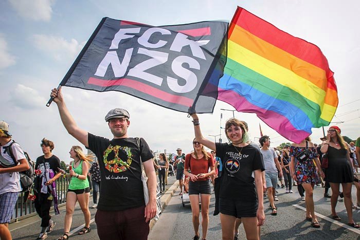 #unteilbar #Dresden #dd2408 #SommerderSolidarität Zusammen waren 40.000 auf den Straßen Dresdens, um zusammen zu bringen, was zusammen gehört. Nämlich alle, die der fortwährenden Spaltung und dem Rassismus dieser Gesellschaft, den Kampf ansagen. Fotos: umbruch-bildarchiv.org/unteilbar-dres…