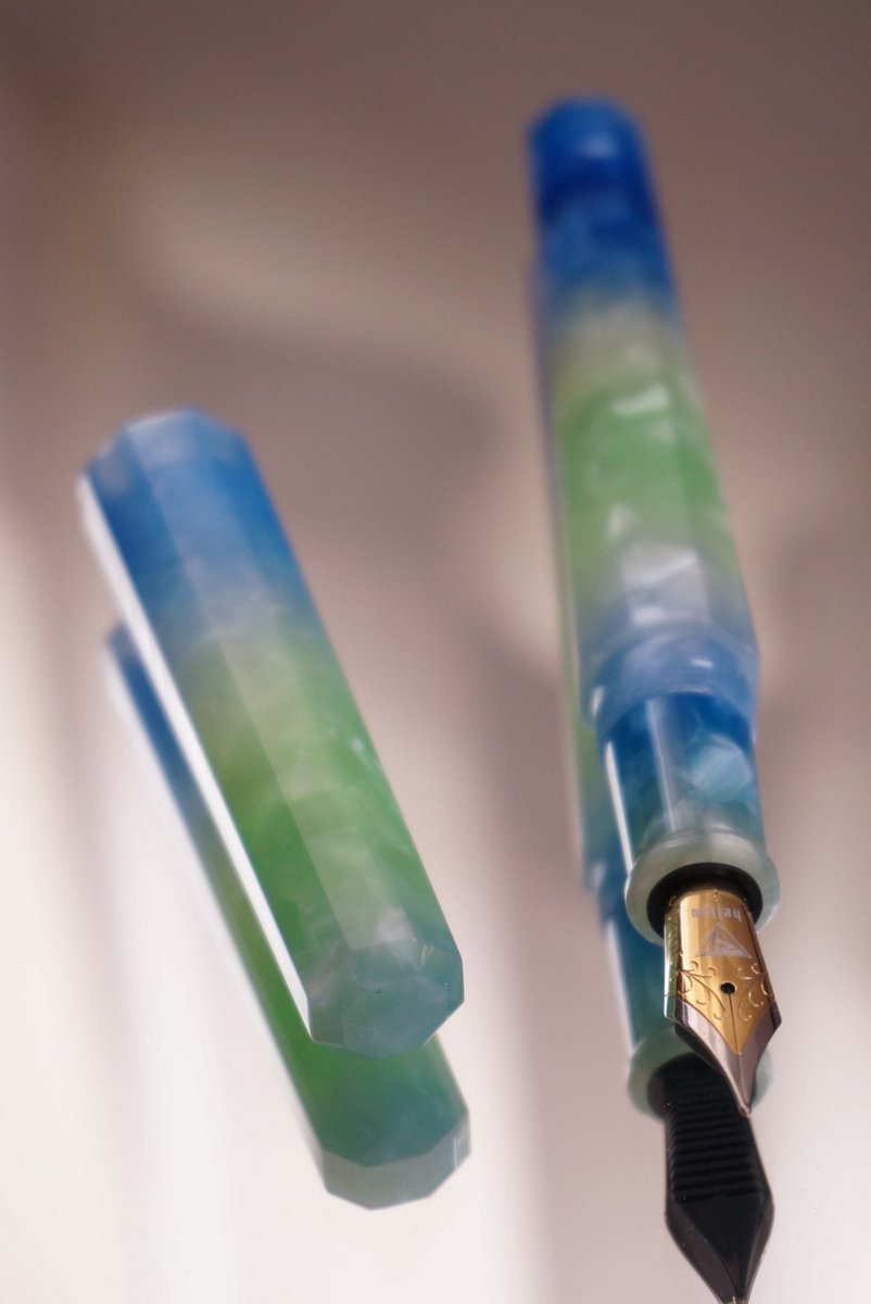 helicopen's tweet image. #ダイヤモンドアイズ万年筆 

Endless Summer エンドレスサマー 
￥48,600：スチールペン先・税込

#みんなでにゃごや  #ColorSession