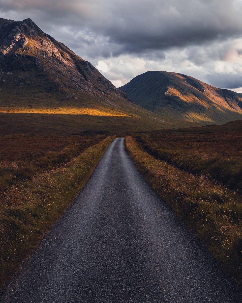 A break in the clouds makes for a beautiful scene at #GlenEtive ✨ Who wishes they were here right now?! 🙌📍 #Highlands 📷 IG/mic.boyd