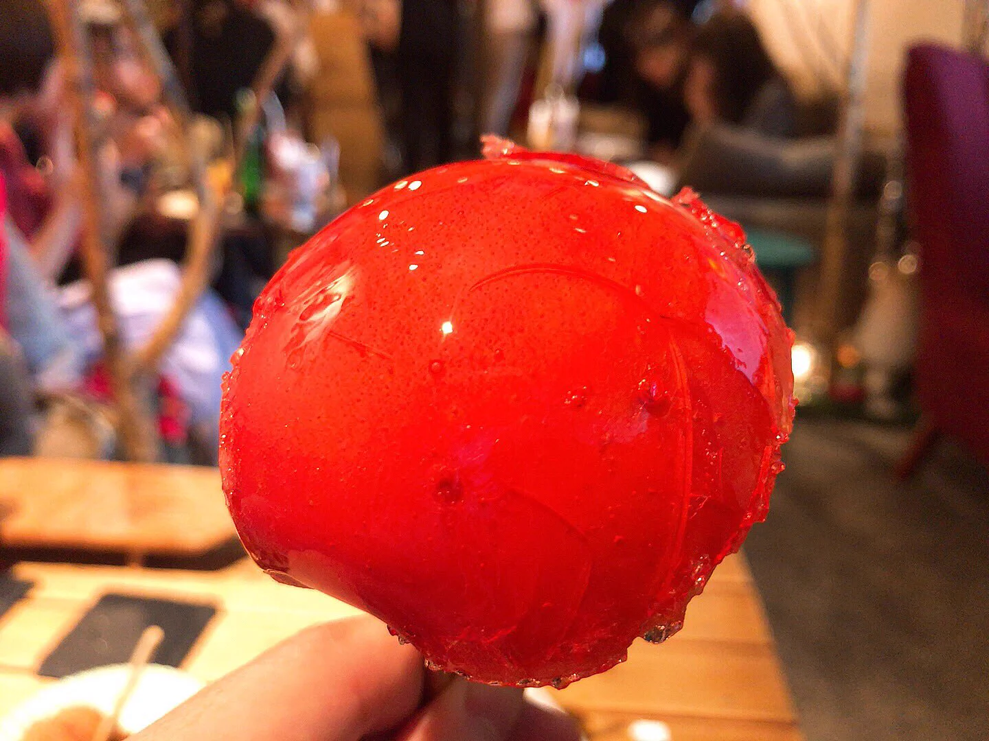 お祭りのものとは一味違う？りんご飴専門店のりんご飴が美しい！