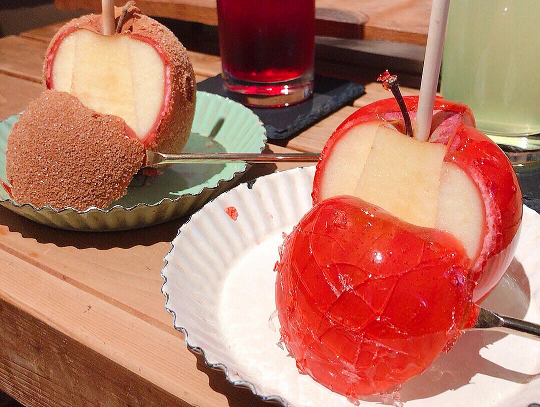 お祭りのものとは一味違う？りんご飴専門店のりんご飴が美しい！