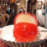 お祭りのものとは一味違う？りんご飴専門店のりんご飴が美しい!
